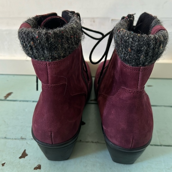 Cozy lined Suede bootie Measures US  6 side zipper. Burgundy Lace Up Groundhog - Picture 4 of 16